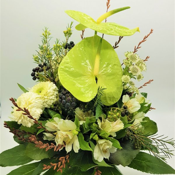 Weiß-grüner Blumenstrauß mit Anthurien Bild 2